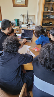 Rafael, doctorant en astronomie et référent du groupe, explique aux élèves l'utilisation de l'application Stellarium (collège Vieux-Port)