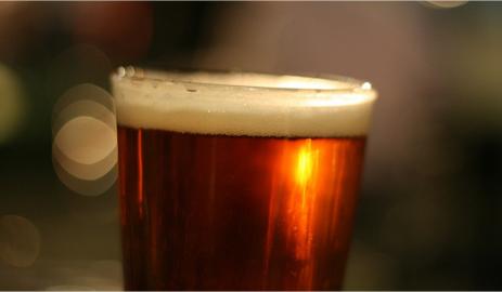 Image de l'article la petite question "Pourquoi la mousse de la bière disparaît-elle plus lentement que celle d’un soda ?"