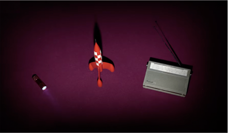 Vignette de la vidéo Labo des objets "Une fusée, une radio et une lampe torche"